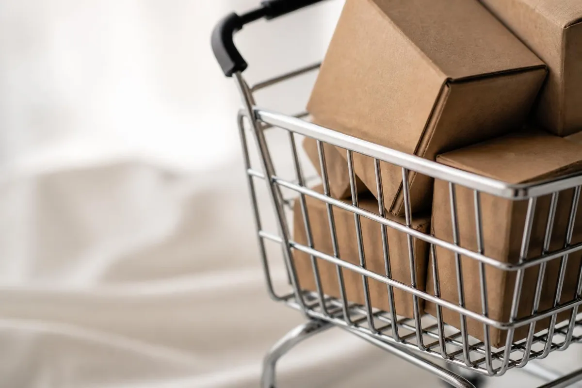 Illustration accompanying E-commerce web design that turns browsing into enquiries